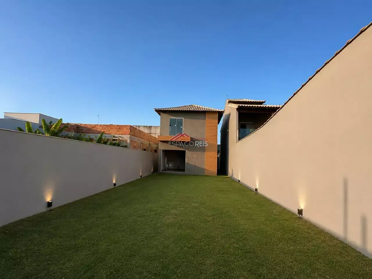 Casa duplex à venda com 03 quartos em Búzios