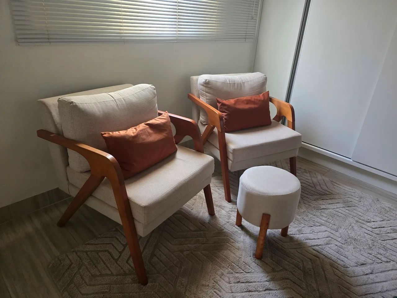 Kit 2 Poltronas de linho com braço em madeira maciça - Foto 2