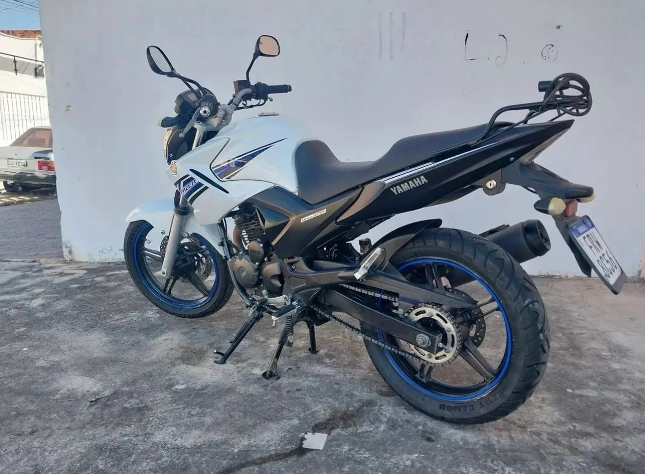 Vendo troco carro com  divida - Foto 3