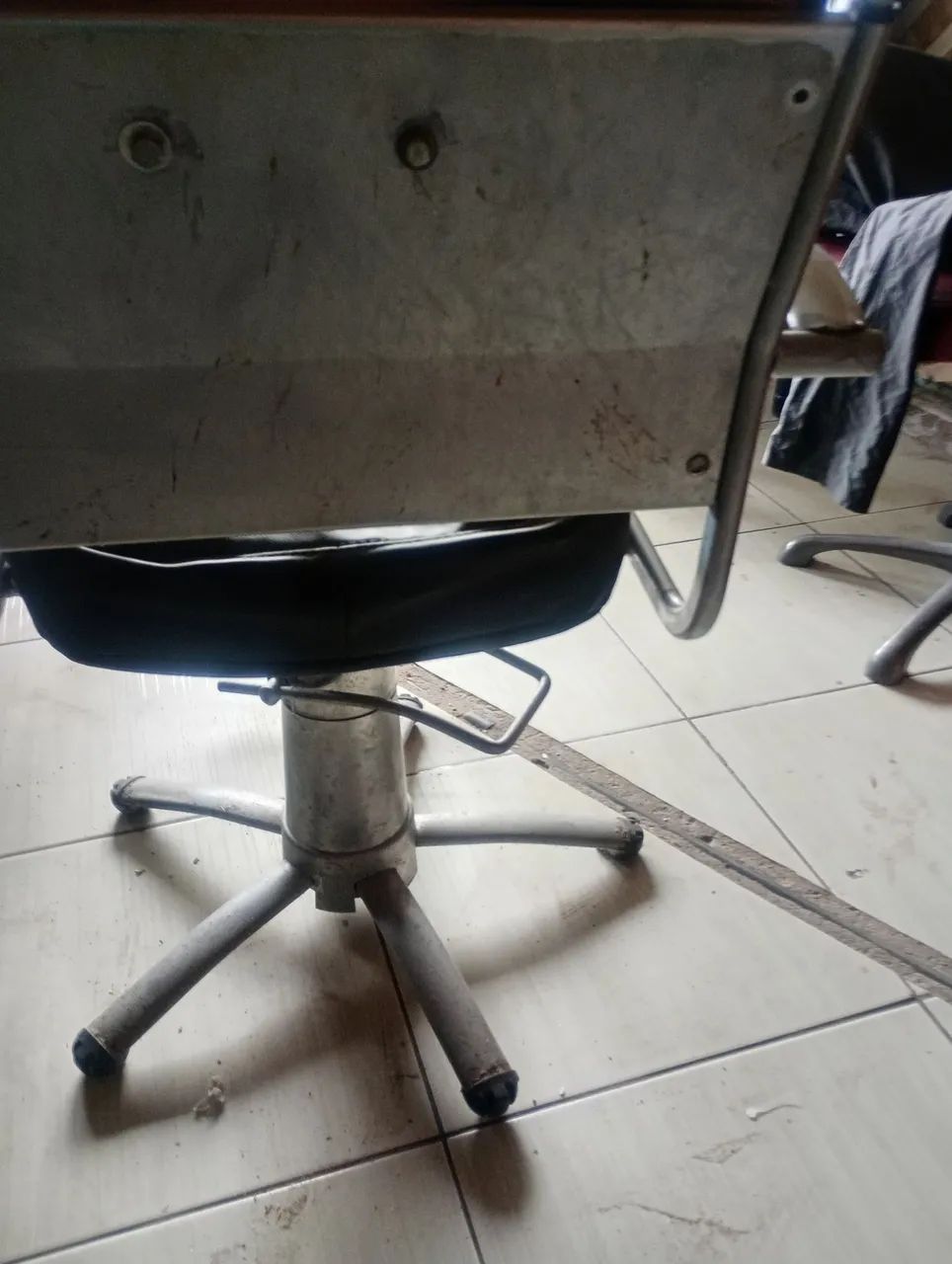 Cadeira hidráulica sem encosto de cabeça  - Foto 4