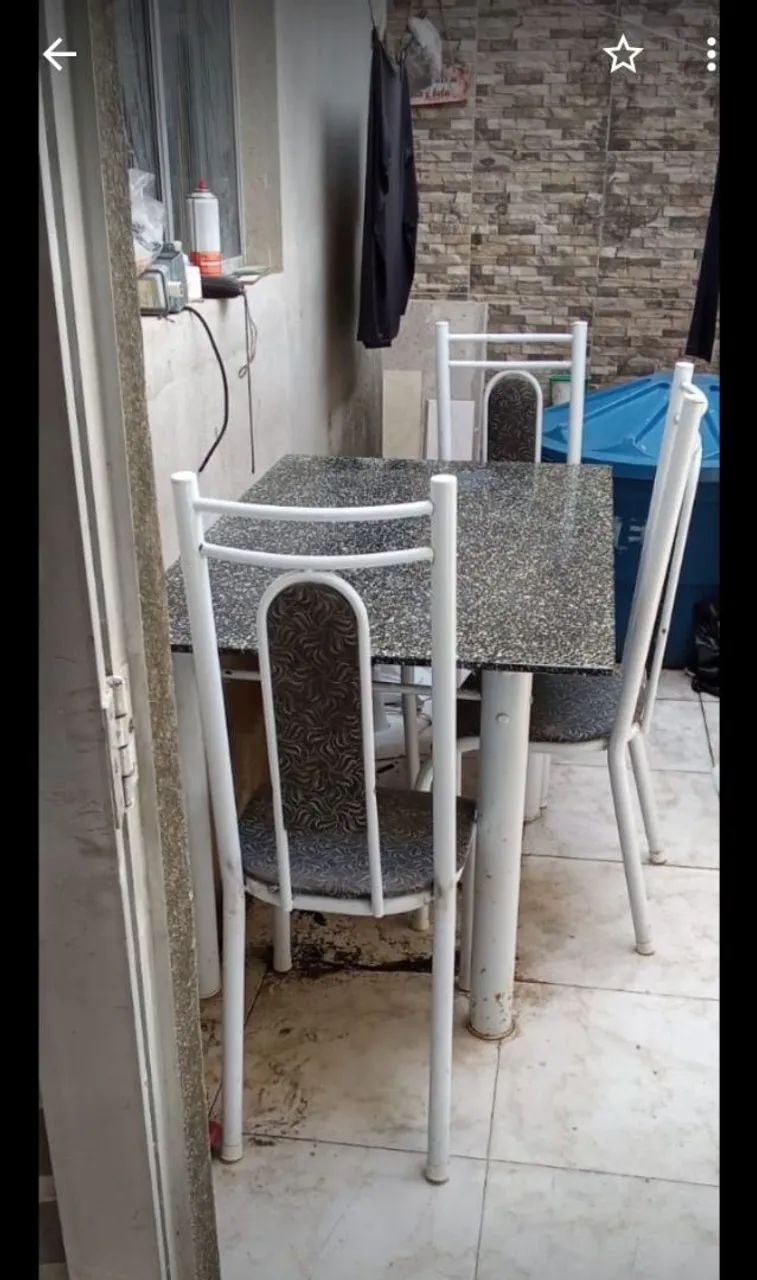 Mesa com 4 cadeiras