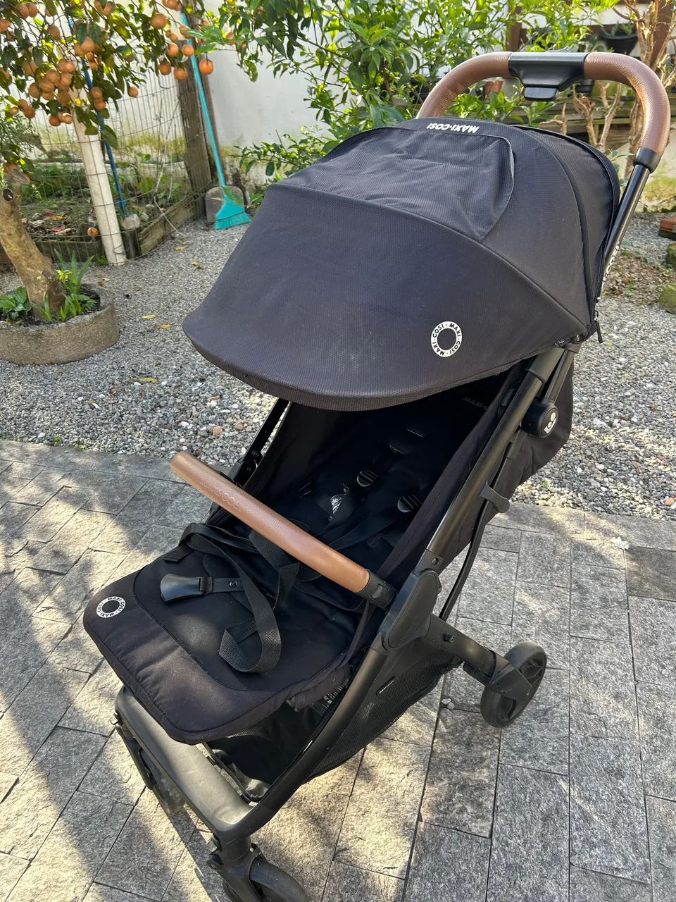 Trio carrinho de bebê, bebê conforto e Base veicular. Maxi-Cosi
