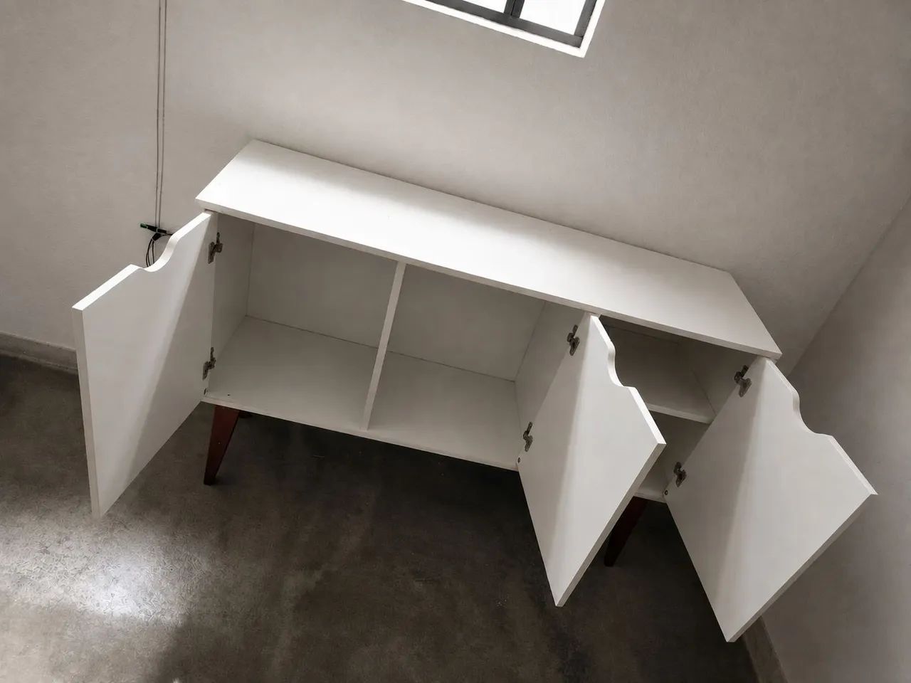 Buffet Branco Retrô com Pés de Madeira