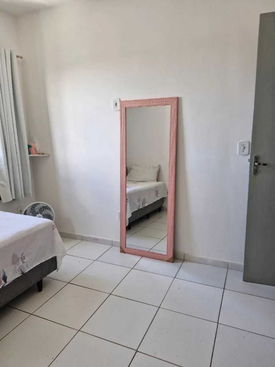 ALUGA-SE QUARTO MOBILIADO - PARA MULHERES - Foto 2