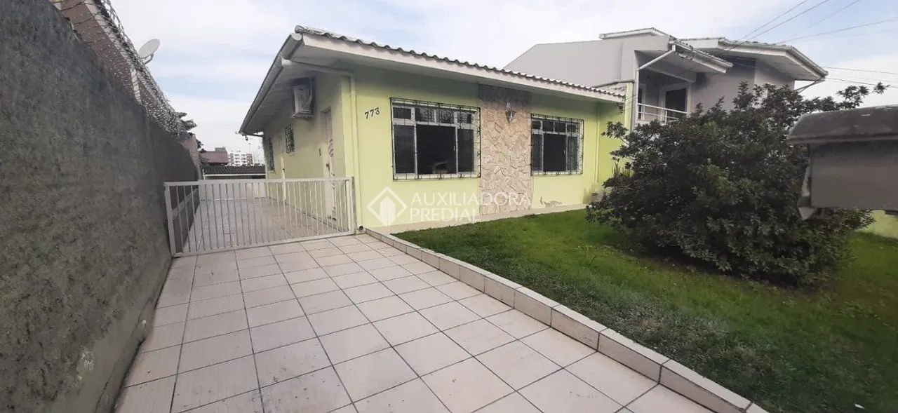 Casa com 3 dormitórios e Edícula com 1 quarto em Barreiros