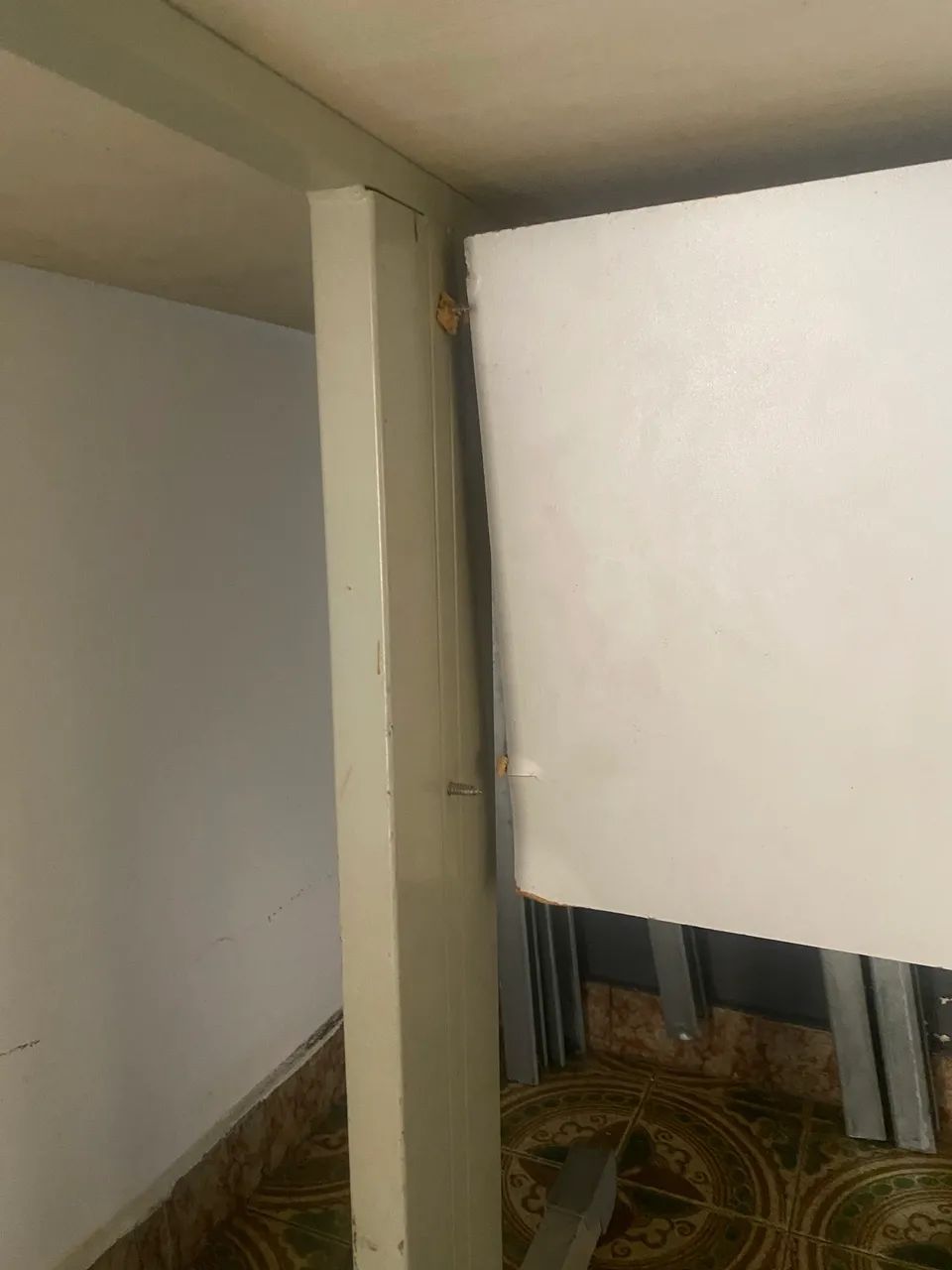 MESA PARA ESCRITÓRIO COM RÉGUA DE 10 TOMADAS - Foto 3