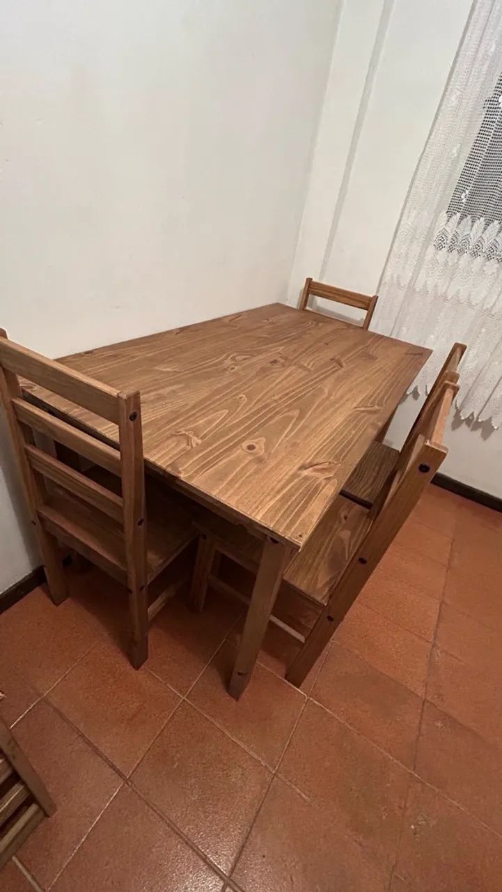 Mesa de madeira com 6 cadeiras 