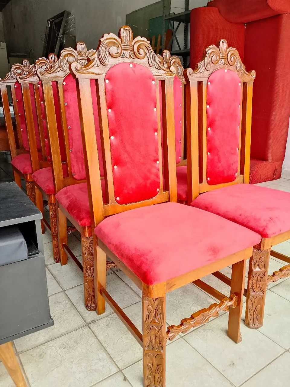 8 Cadeiras de Madeira Maciça - Reformadas e Estofadas - Foto 4