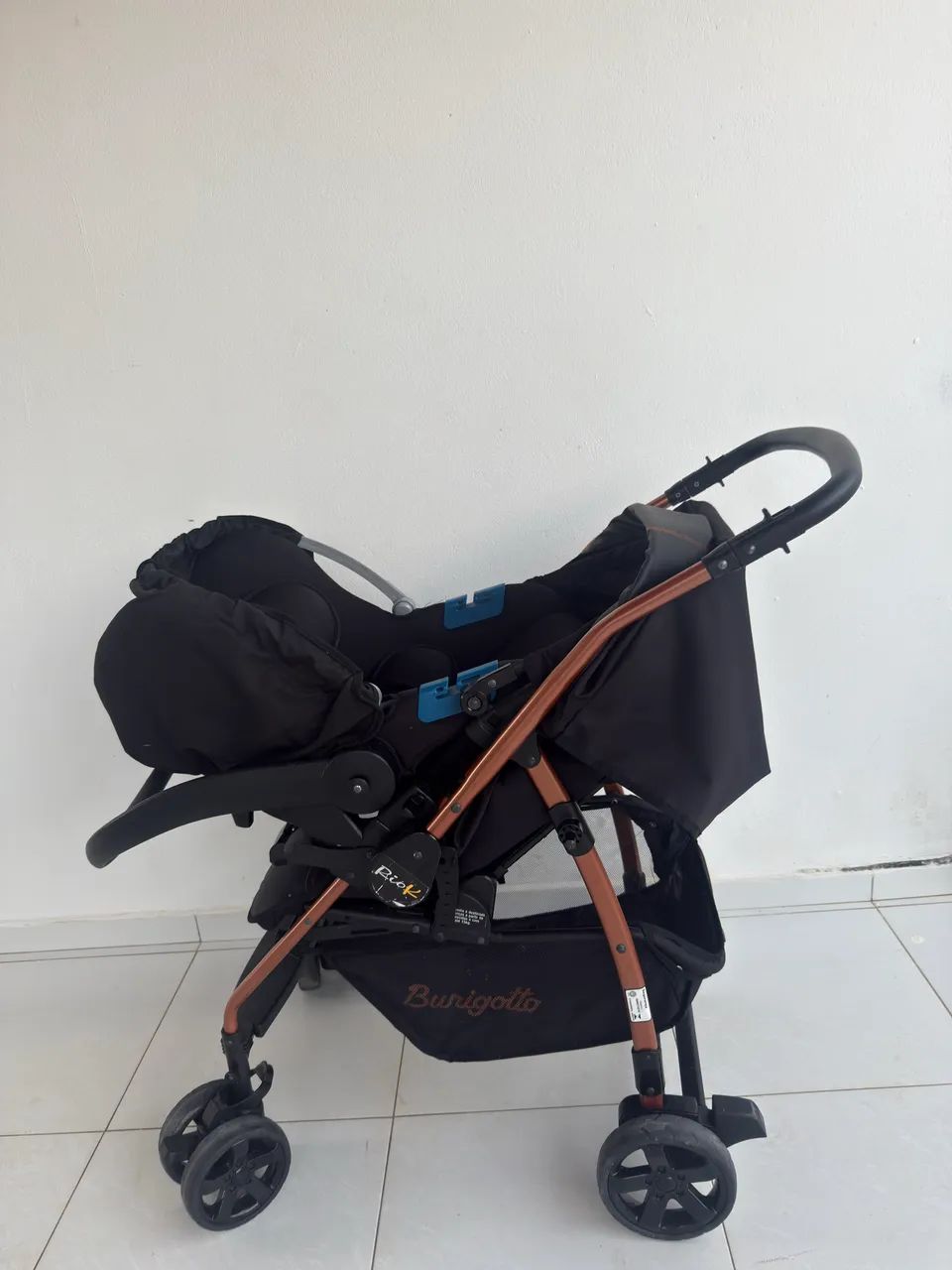 Carrinho de bebê e bebê conforto burigotto