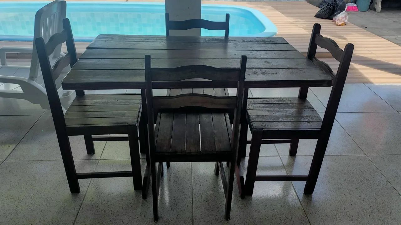 Mesa em madeira com 4 cadeiras  - Foto 3