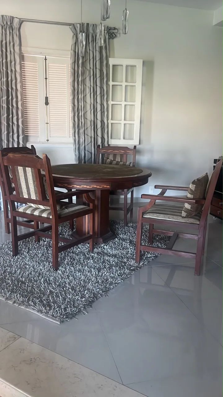 Mesa de jogos (poker ) de madeira maciça  com 4 cadeiras. - Foto 2