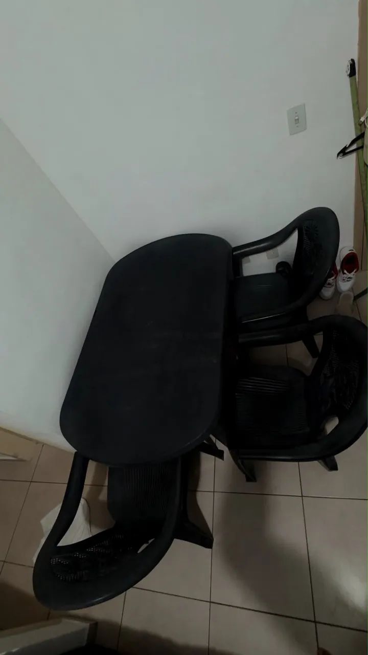 Vendo mesa desmontável 1,4 X 0,80 + 4 cadeiras plásticas 