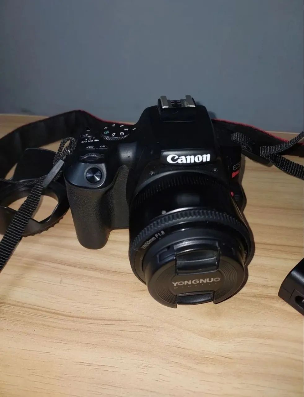 Câmera Canon SL3 com lente Yongnuo 50mm F1.8
