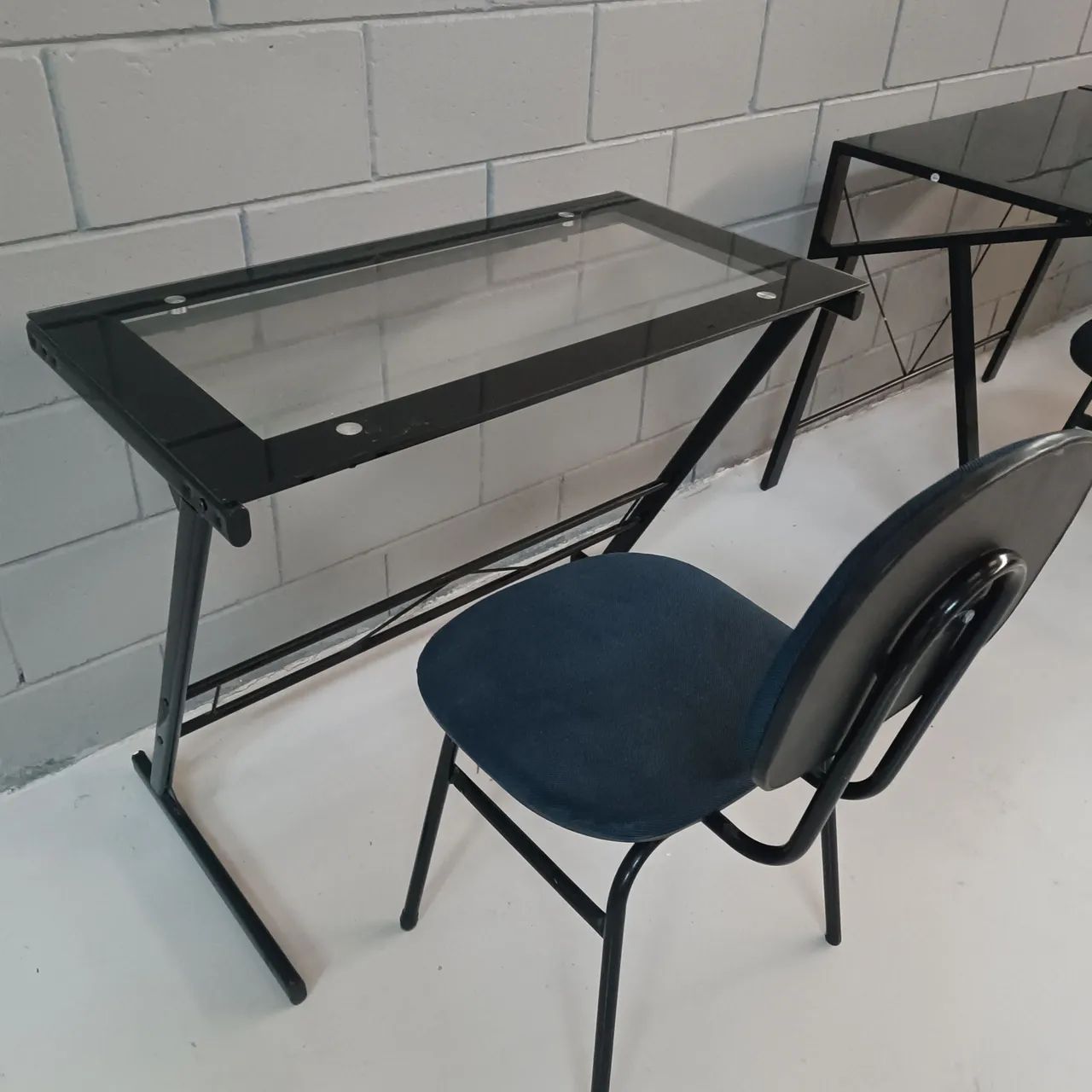 Mesa de escritório de  vidro com a cadeira - Foto 2