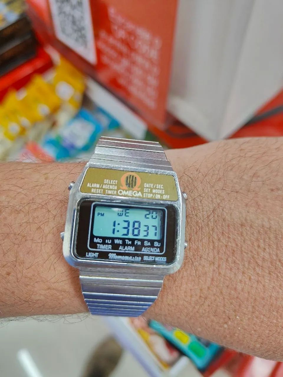 Relógio Ômega digital com máquina Casio 