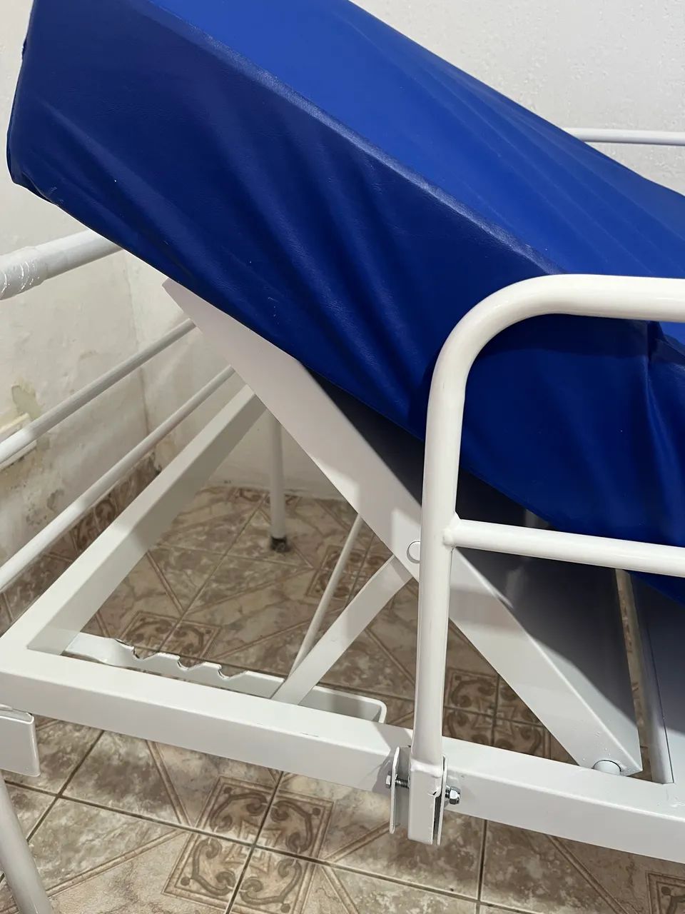 CAMA HOSPITALAR SIMPLES COM CABECEIRA MÓVEL E GRADES + COLCHÃO  - Foto 2