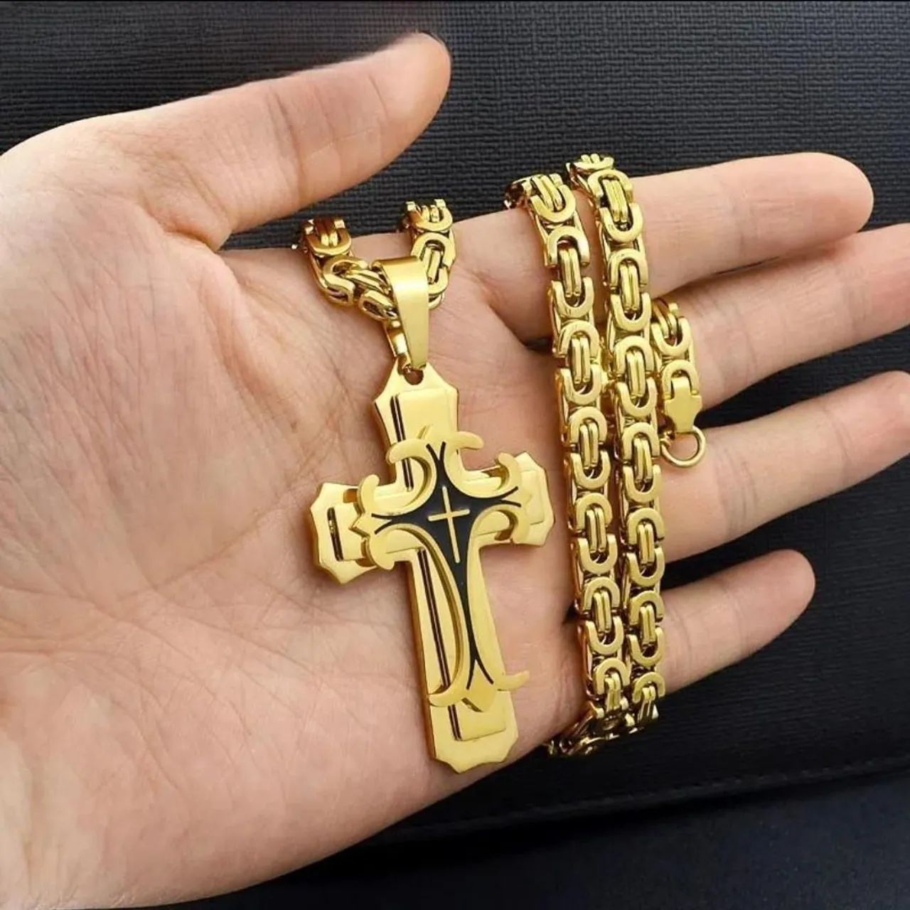 Colar com pingente dourado Cruz Templária de aço cirúrgico 