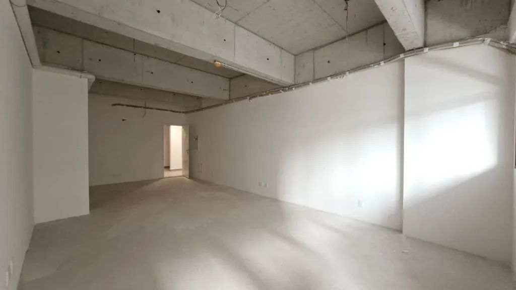 Sala comercial de 44,82 m² com banheiro, varanda e vagas rotativas no Edifício Quadria  Ja - Foto 3