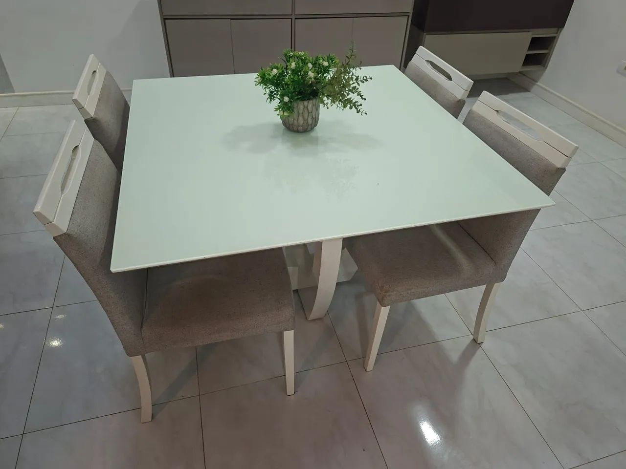 Mesa laqueada branca com 4 cadeiras de tecido linho  - Foto 3