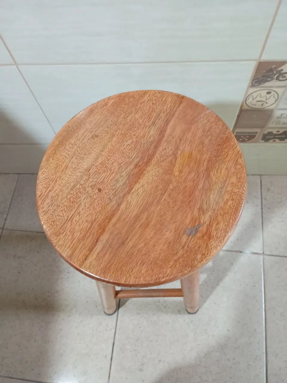 Vendo,6 bancos de madeira maciça com borrachas nós pés  - Foto 2
