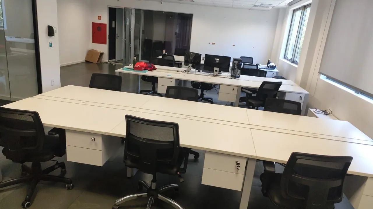 Estação de trabalho para 8 posições em ótimo estado.