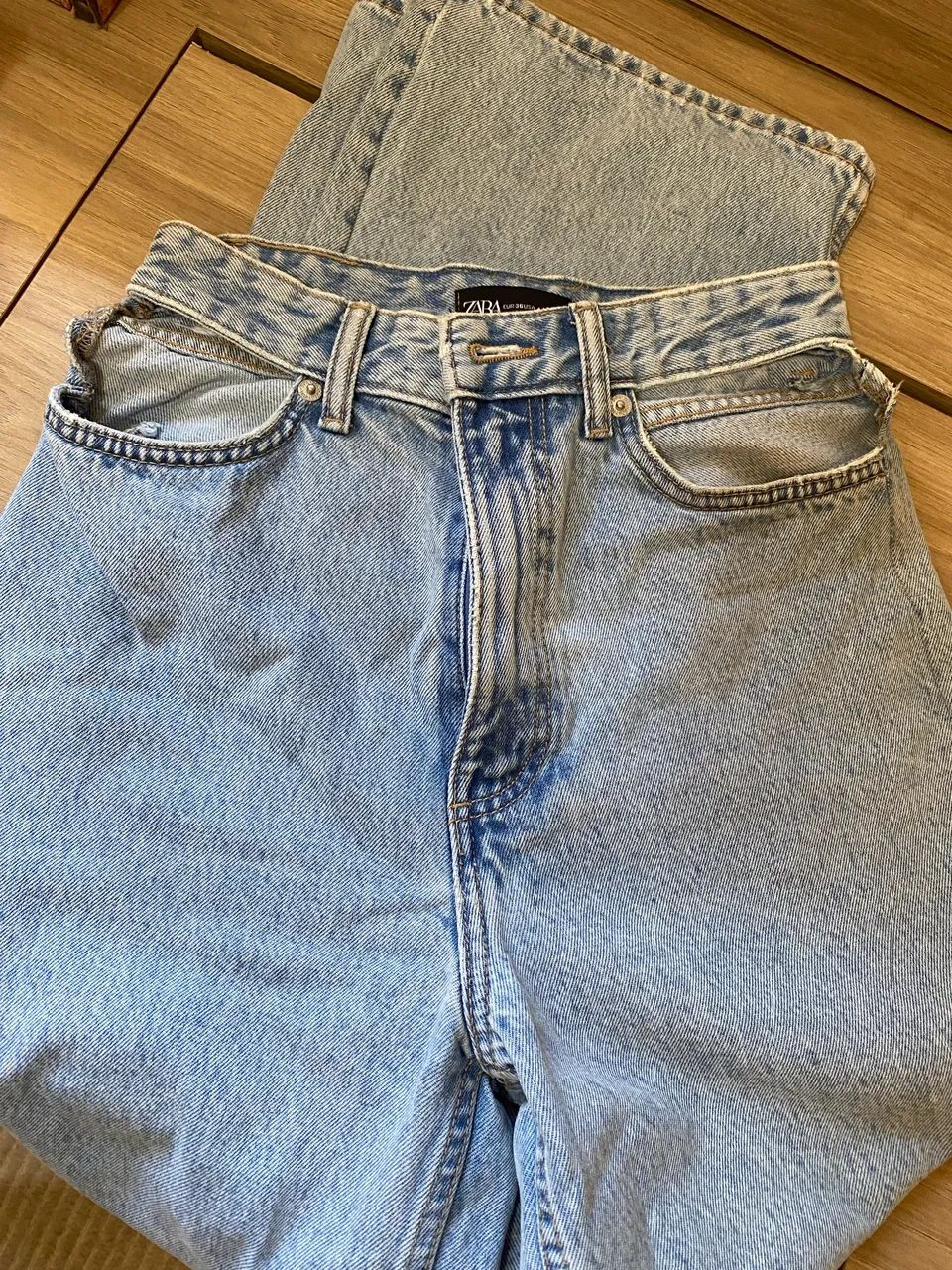 Calça Zara 34 com recorte no quadril