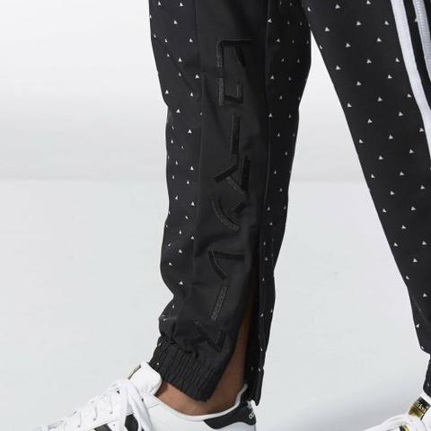 Hu Holiday collection from Adidas Originals in collaboration with Pharrell Williams - Foto 6