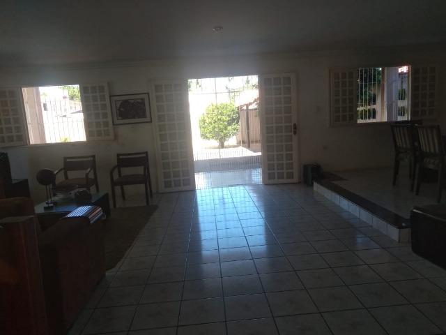 Excelente Oportunidade! Belíssima e ampla casa semi mobiliada, ótima localização! - Foto 8