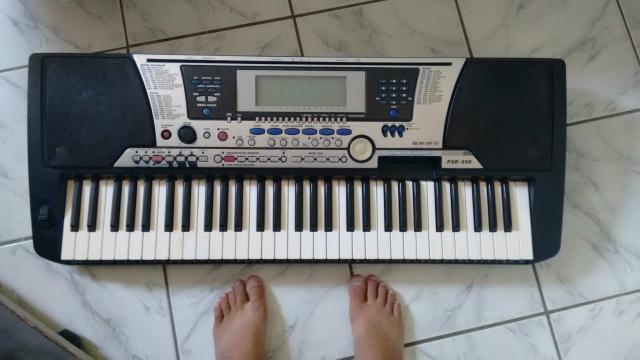 Teclado Yamaha PSR 550 semi novo