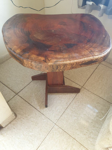 Mesa e peças em madeira maciça