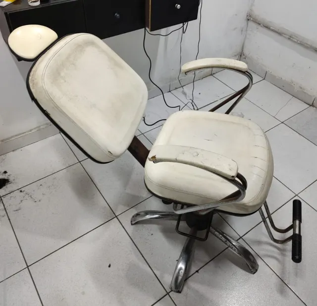 Cadeira de barbeiro ferrante antiga - Outros itens para comércio e  escritório - Rasa, Armação dos Búzios 1243898251