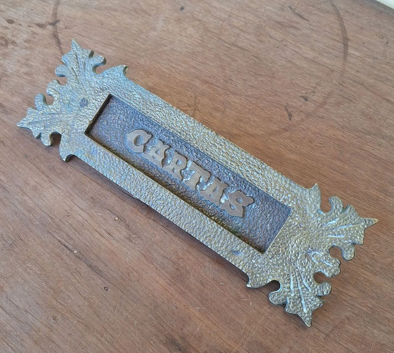 ANTIGA PORTINHA PARA CAIXA DE CARTAS EM BRONZE MACIÇO, ANTIGUIDADE, RELÍQUIA.