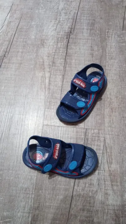 Sandália infantil Spiderman usada
