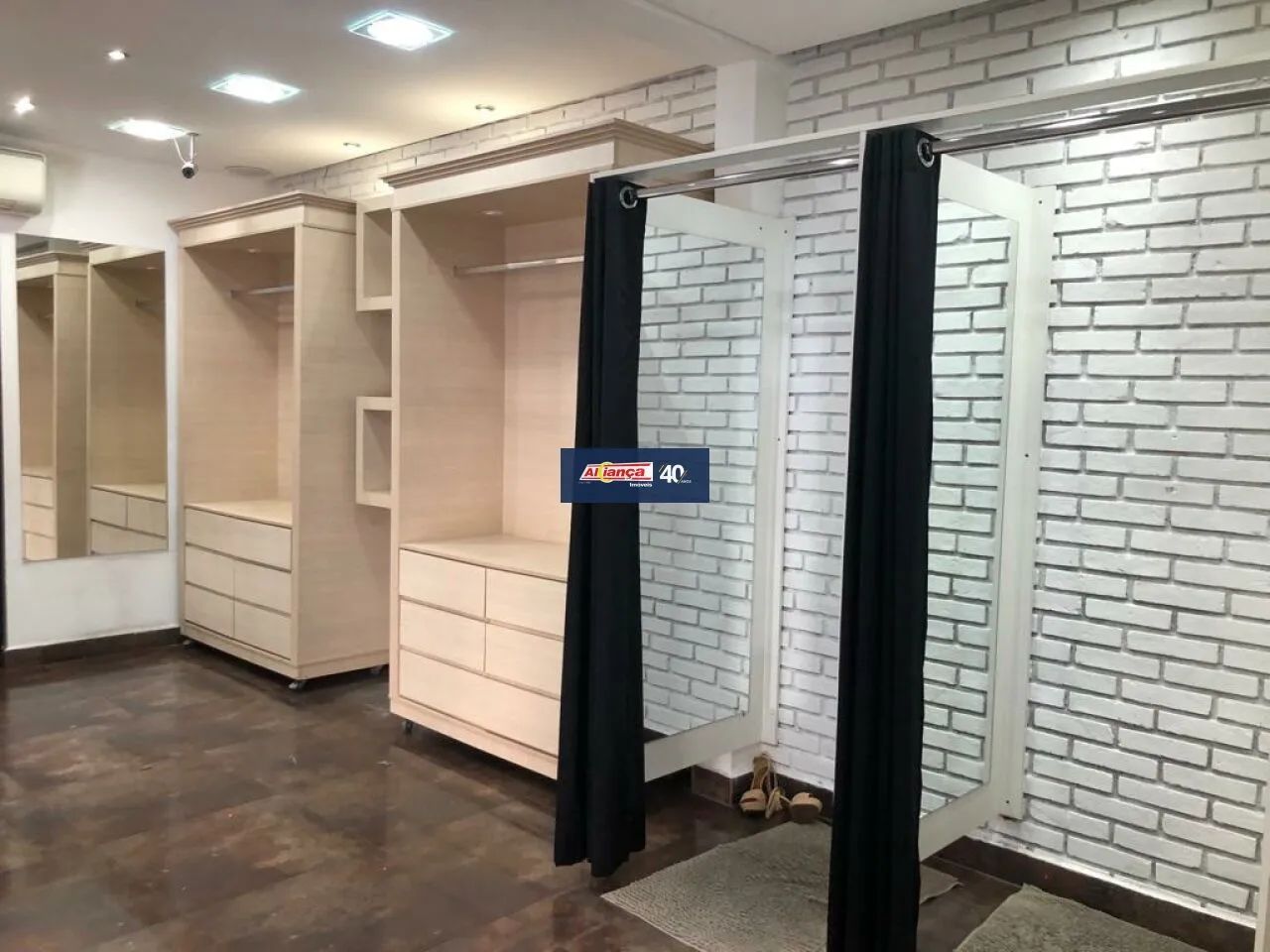 Salão com 60m² e 2 vagas de garagem para alugar no Jardim Maia - por R$ 5.000,00