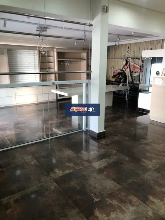 Salão com 60m² e 2 vagas de garagem para alugar no Jardim Maia - por R$ 5.000,00 - Foto 8