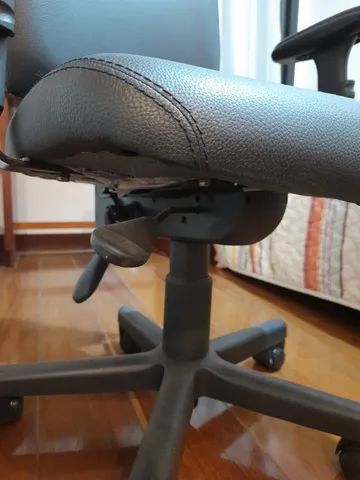 Poltrona preta com braços, forrada, com rodinhas e controle regulável - Foto 2