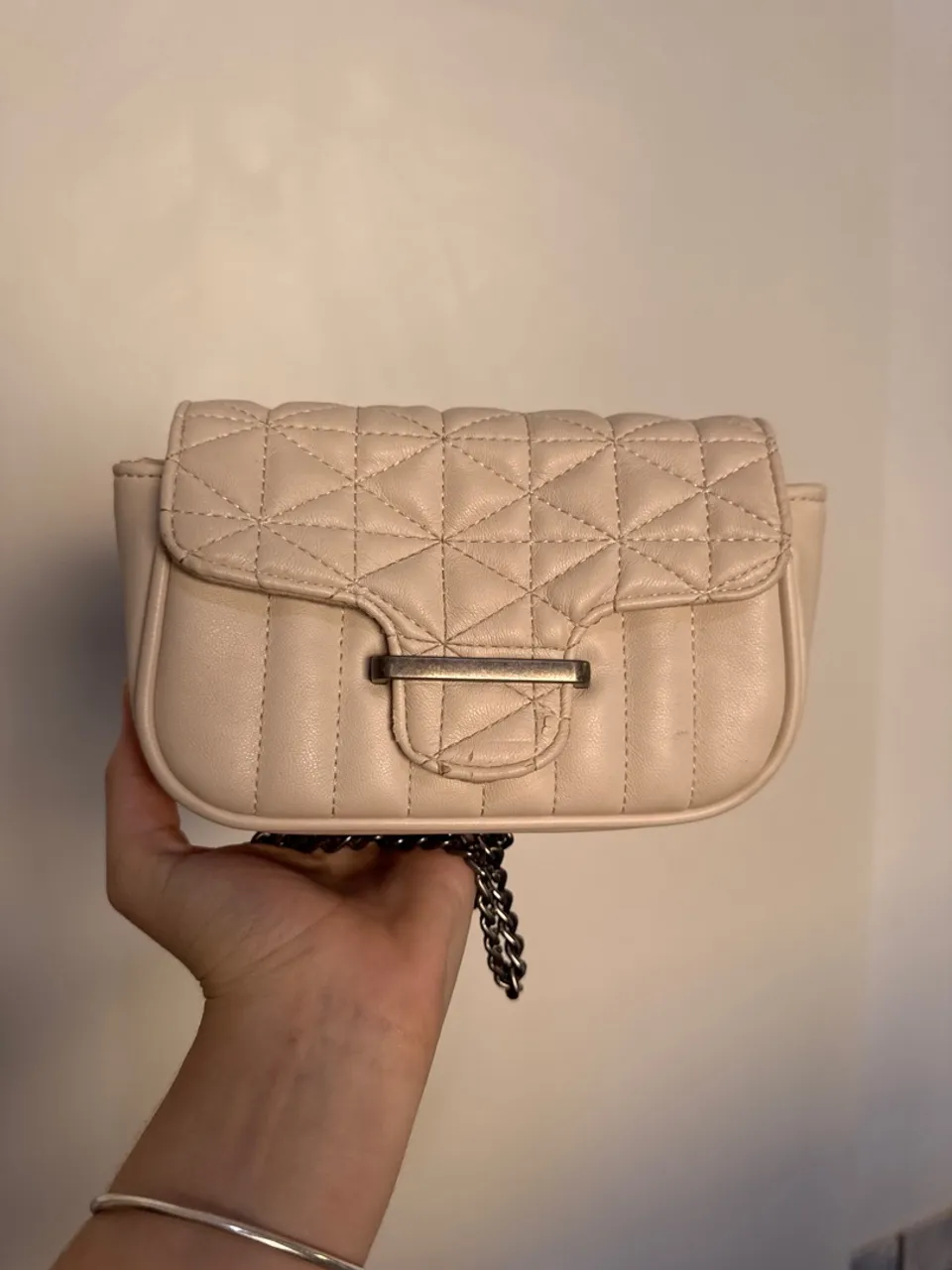 Bolsa Feminina de Ombro com Detalhes em Matelassê