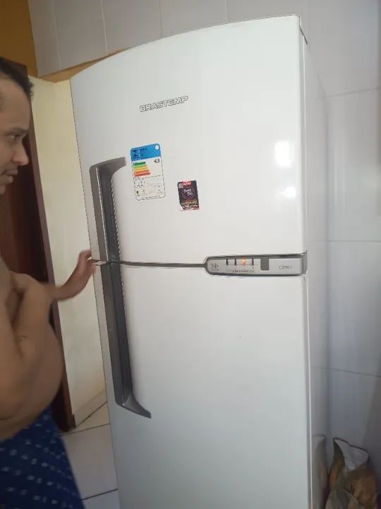Vendo geladeira duas portas 