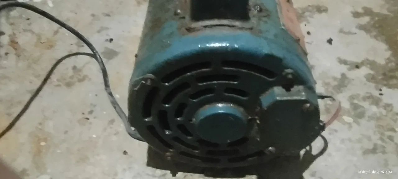 Bomba d'água funcionando 64962671268481124