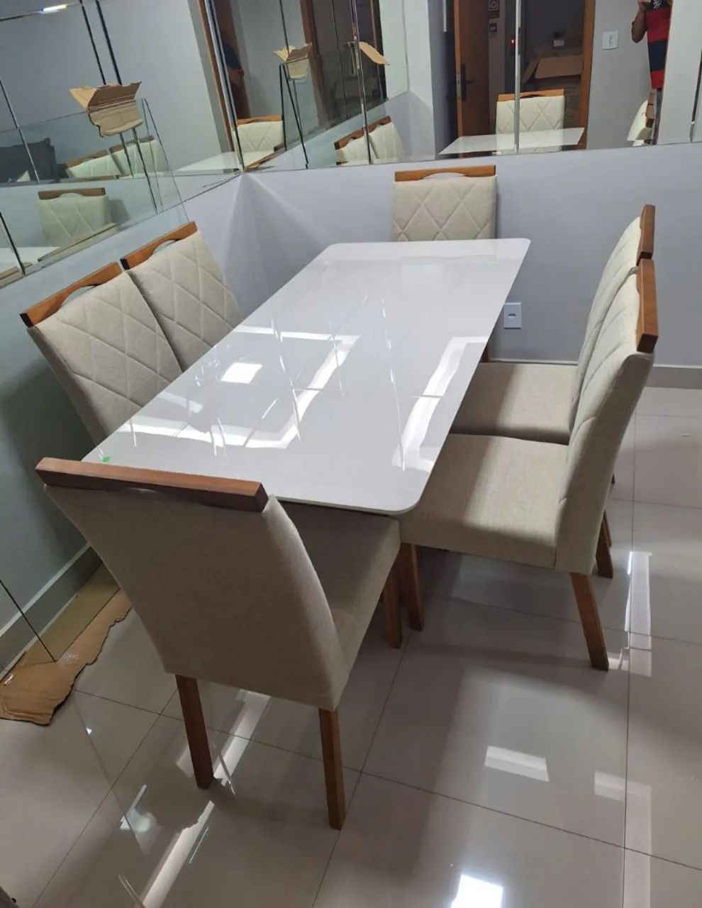 Mesa de jantar Renata com 6 cadeiras em madeira maciça 