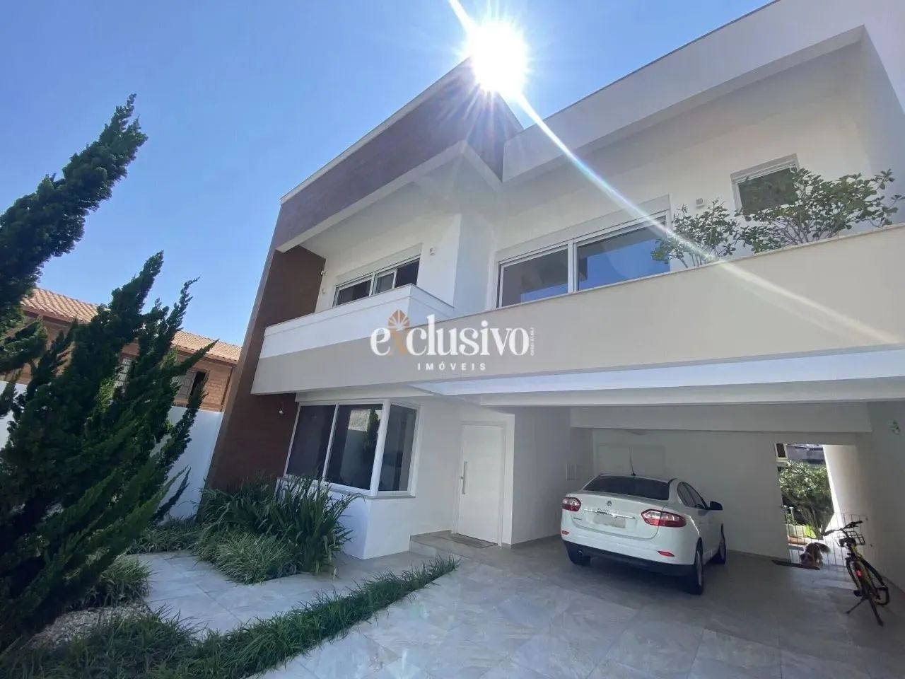 Casa para venda de alto padrão com 317m² privativos na via gastronômica de Coqueiros.