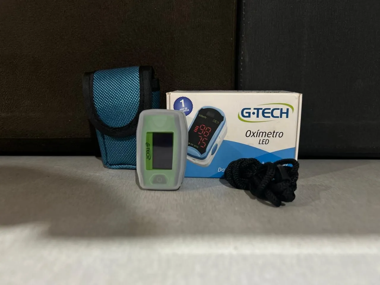 Oxímetro aparelho G-Tech entre outros nas fotos