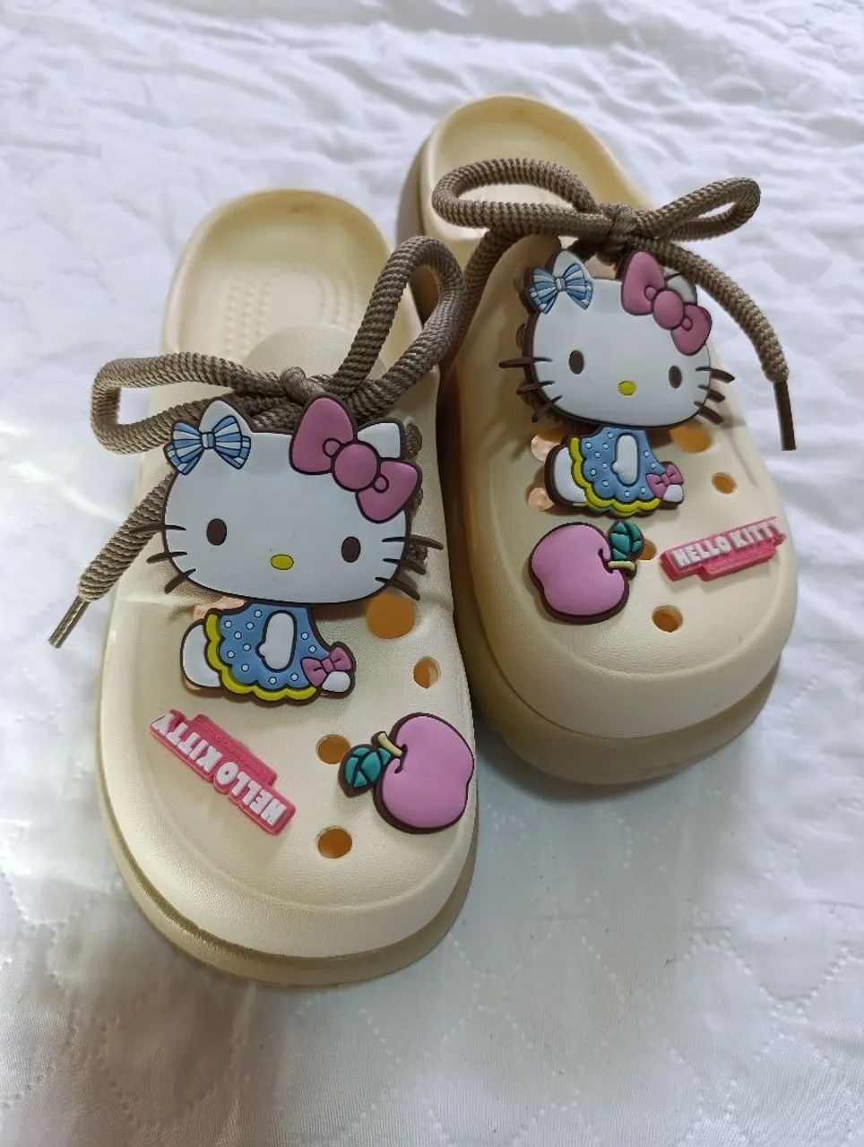 Chinelo estilo Crocs temático HELLO KITTY tam.37/38 90,00.