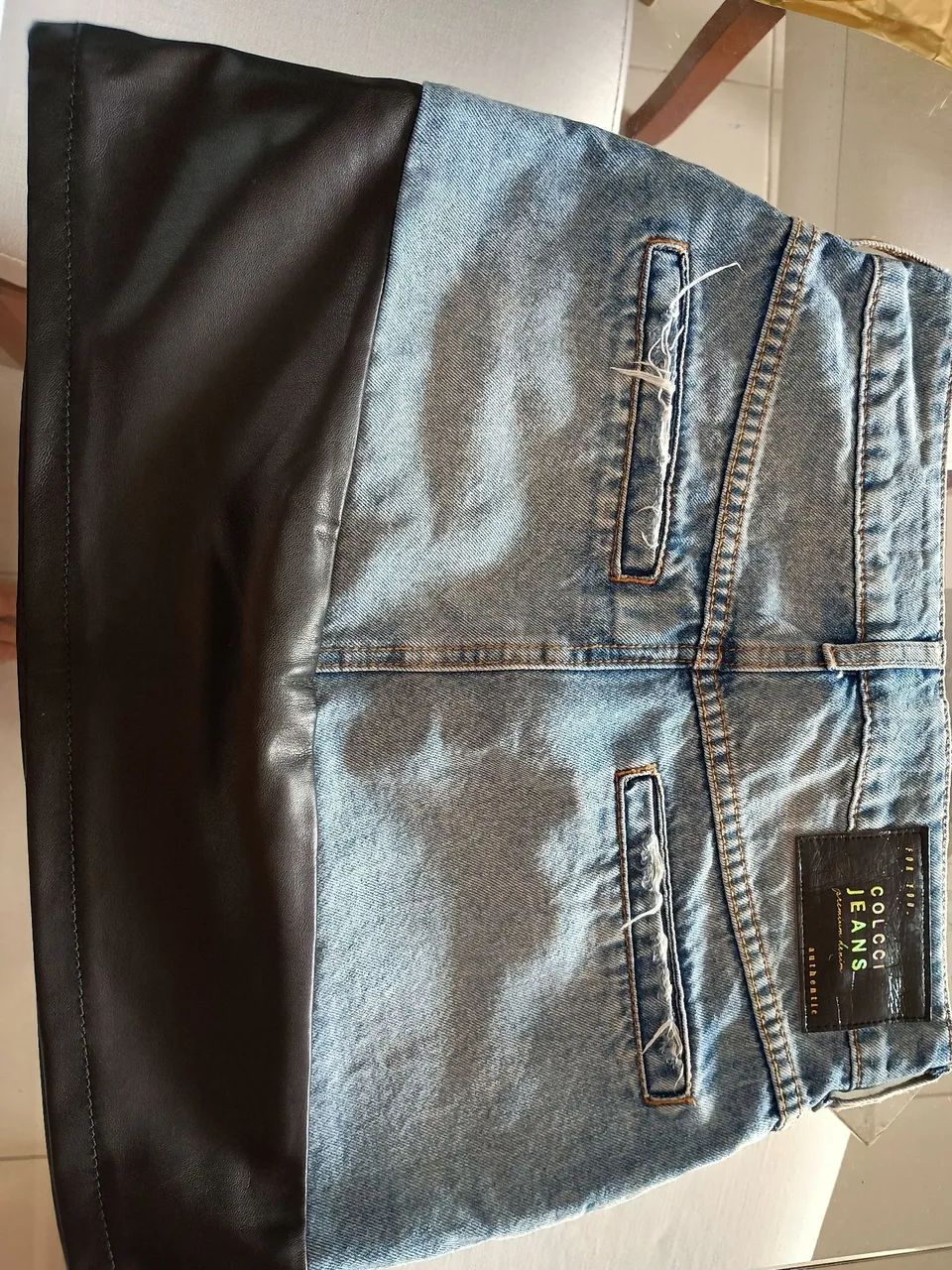 Saia Jeans com Detalhe em Couro Colcci