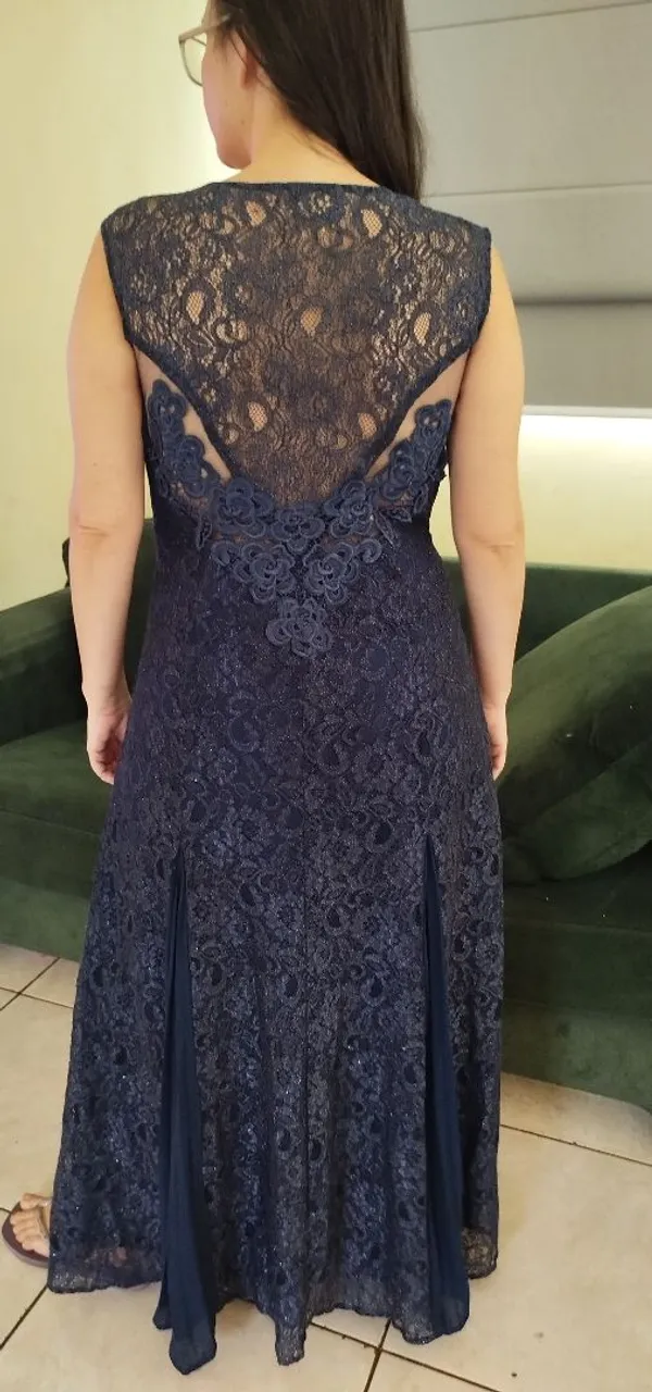 Vestido de festa longo azul marinho com detalhes em renda
