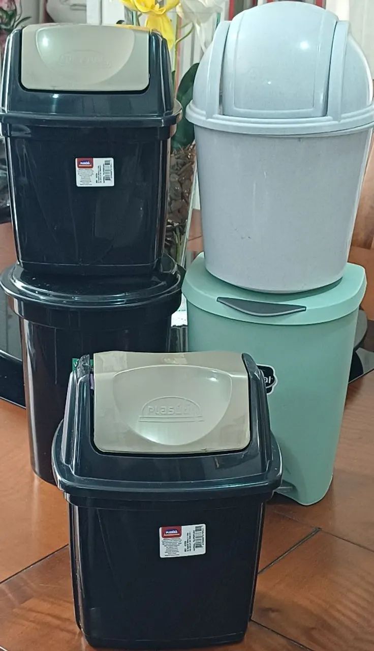 Lixeirinha: para  escritório, pia de cozinha, sala de aula- Cada uma 25,00.