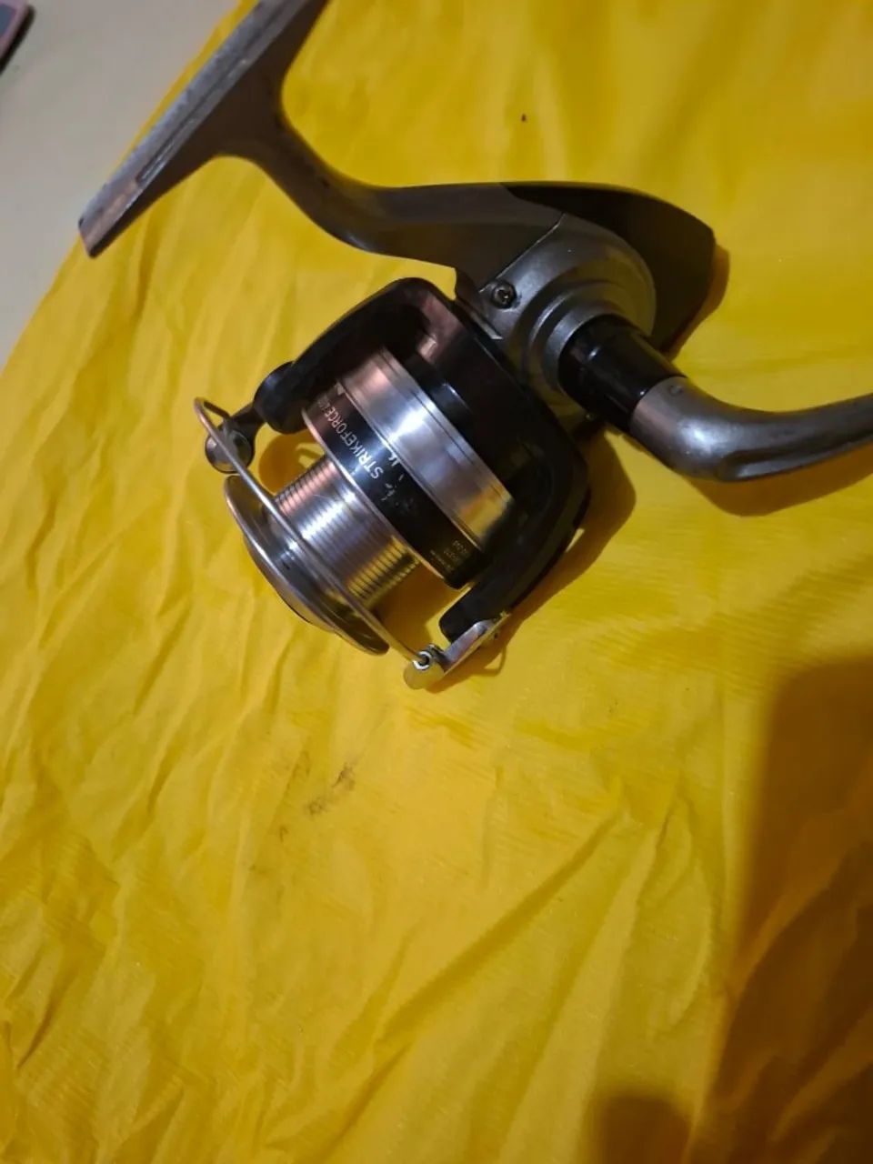 molinete daiwa strikeforce 400B semi novo - Foto 4