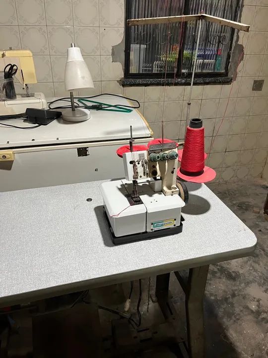 Máquina de costura Interlock 3 agulhas 