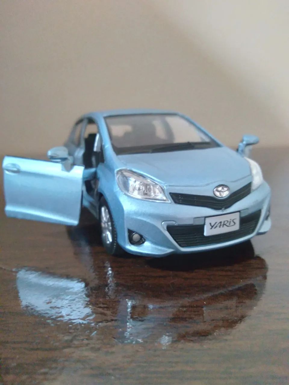 Miniatura do toyota yaris de metal 