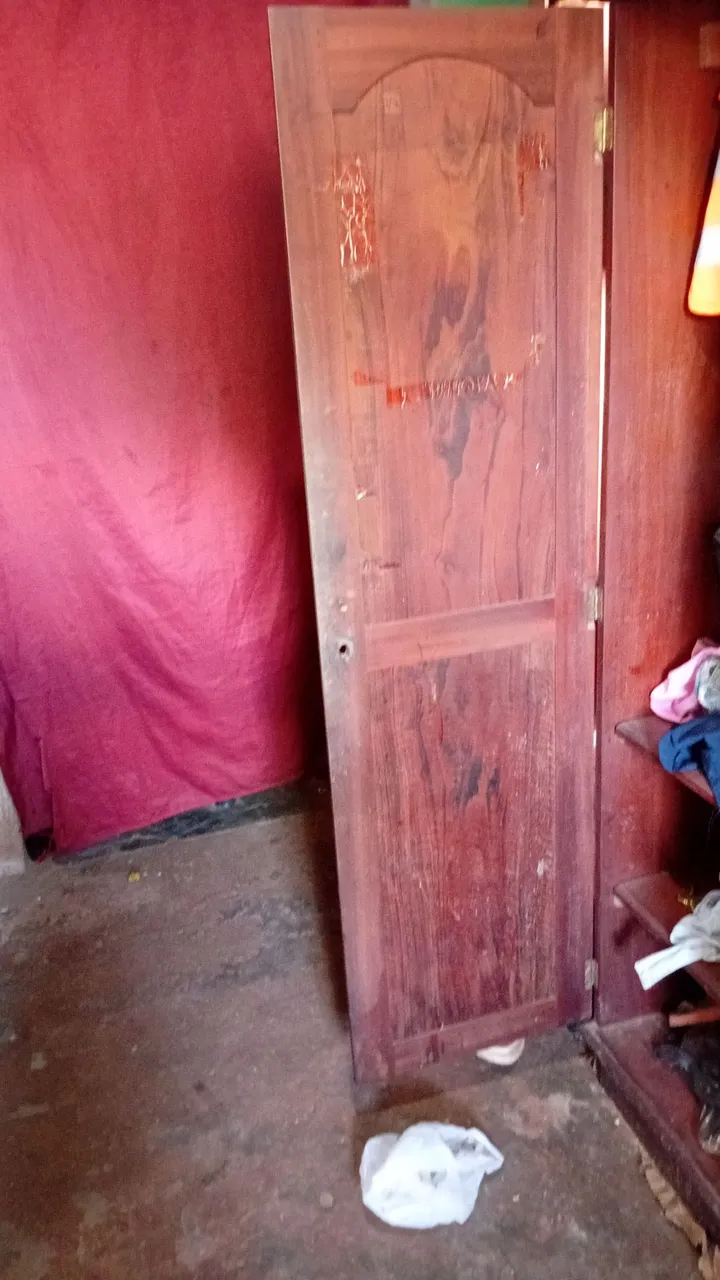 Guarda-roupa de madeira maciça
